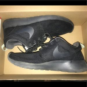 WMNS NIKE ROSHERUN (black)